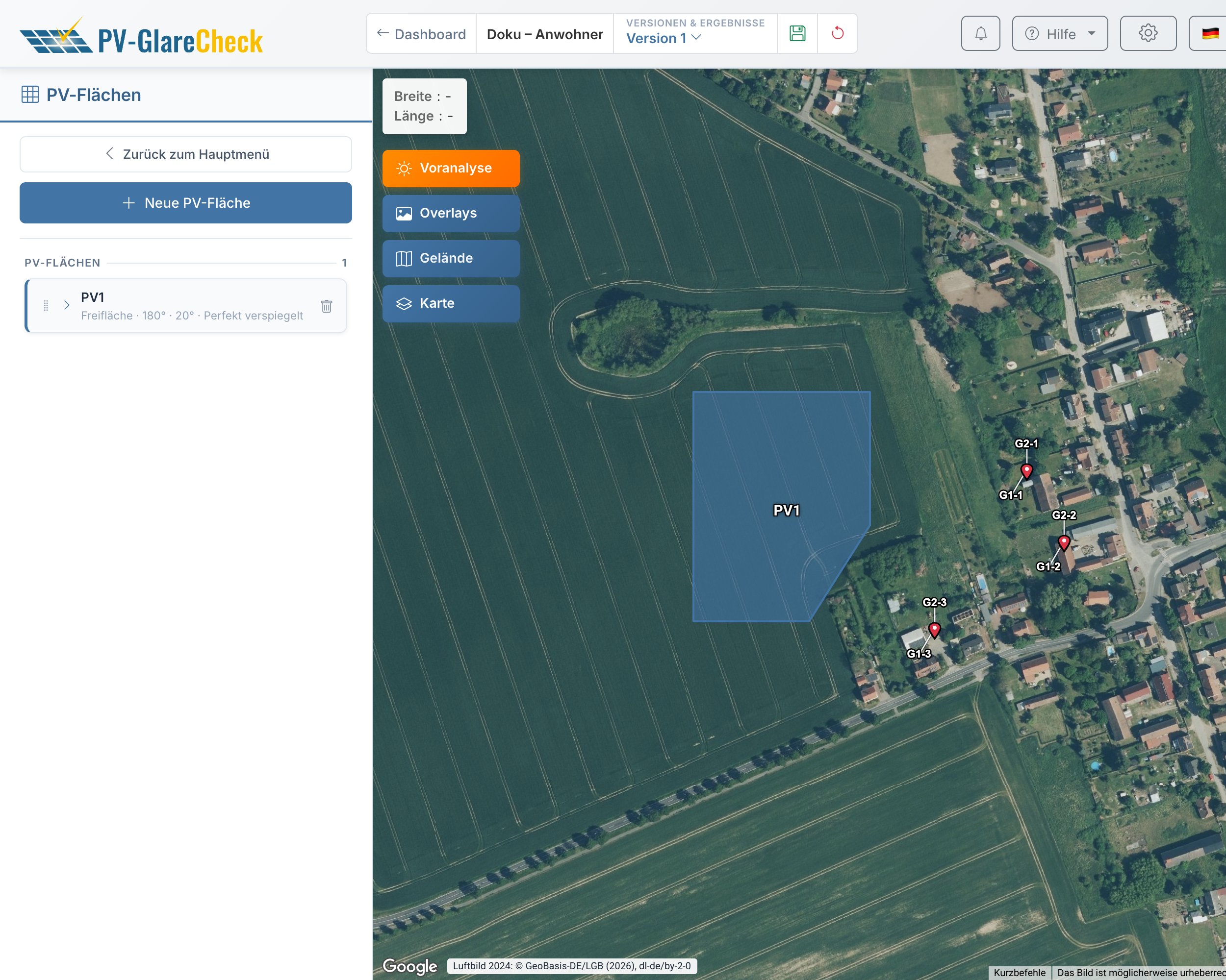Editor mit aufgeklappter Freifläche PV1: Azimut 180°, Neigung 20°, Ober- und Unterkante, Modultyp; rechts die Fläche auf dem Luftbild