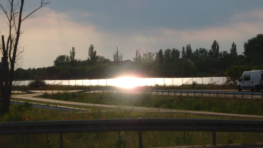 Solare Blendung einer PV-Freiflächenanlage an einer Straße